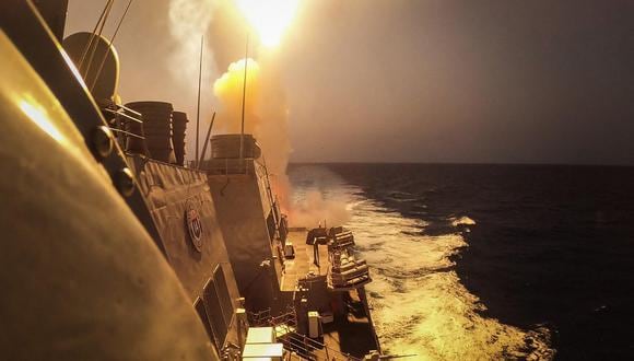 El destructor de misiles guiados USS Carney de clase Arleigh Burke derrotando a una combinación de misiles hutíes y vehículos aéreos no tripulados en el Mar Rojo, el 19 de octubre de 2023. (Foto de Aaron Lau / US NAVY / AFP)