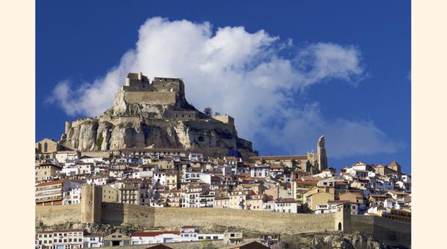 Morella (Castellón). Sus 16 torres, seis puertas (entre ellas la del Rey, por donde entró Jaume I) y casi dos kilómetros de muralla (muros de entre 10 y 15 metros de altura, y de dos metros de grosor) conforman la característica y sinuosa silueta de Morel