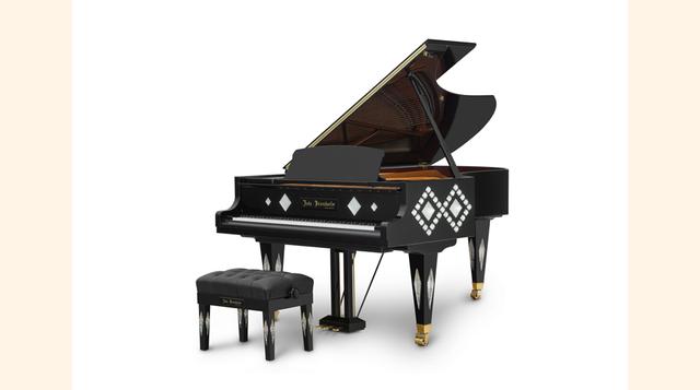 Grand Piano “Kuhn-Bösendorfer”. Construido en colaboración entre la casa de pianos L. Bösendorfer Klavierfabrik GmbH de Viena, y el escultor de cristales Jon Kuhn; el piano Kuhn-Bösendorfer ostenta el privilegio de ser el piano más caro del mundo, con un 