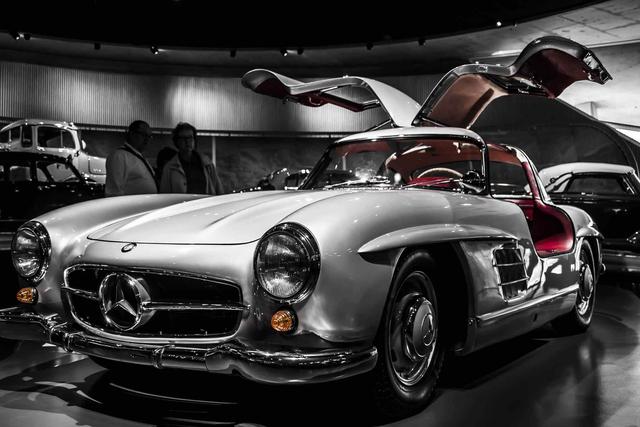 Foto 10 | 1. Mercedes-Benz 300 SL Gullwing (1954 – 1963). El primer puesto no podía ser para nadie más. Con sus puertas innovadoras estilo ala de gaviota, el 300SL es probablemente el más icónico entre todos los Mercedes de siempre. Con un motor de 3.0 litros genera un total de 220 caballos de fuerza. Al principio la idea era que fuera solamente un auto de carreras, pero su éxito fue tal que Mercedes tuvo que sacarlo como un coche de producción en 1954.