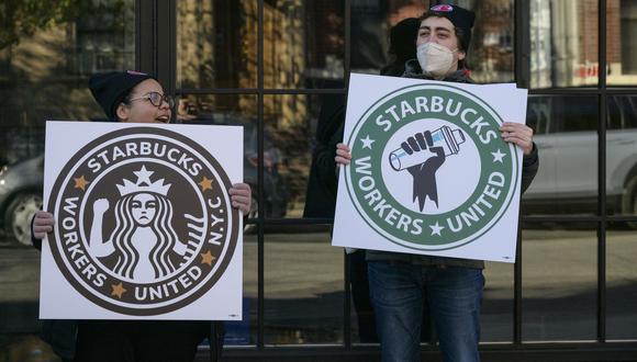 Dos trabajadores de Starbucks hacen huelga frente a una cafetería Starbucks el 17 de noviembre de 2022 en el distrito de Brooklyn de la ciudad de Nueva York. (Foto de ANGELA WEISS / AFP)
