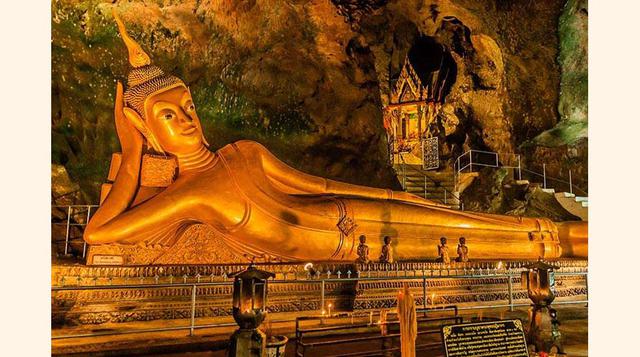 Wat Suwan Kuha (Tailandia),  cuya mayor peculiaridad es que se encuentra en el interior de una enorme cueva inmersa en la selva tailandesa, en la que reposa tumbado un enorme buda de 15 metros de largo.