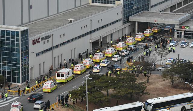 Se ven ambulancias en el Centro de Aviación de Negocios Gimpo de Seúl, donde está previsto que llegue un avión que transporta a ciudadanos surcoreanos repatriados desde la ciudad china de Wuhan. (AFP).