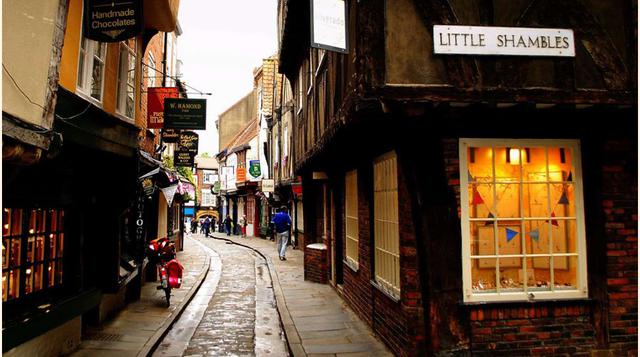 Little Shambles, York; La atmósfera brumosa y misteriosa de Little Shambles, en York, sumerge al visitante en una novela de Dickens o en el universo maravillosamente enigmático de Harry Potter. Una bonita calle, propicia a despertar la imaginación y la fa