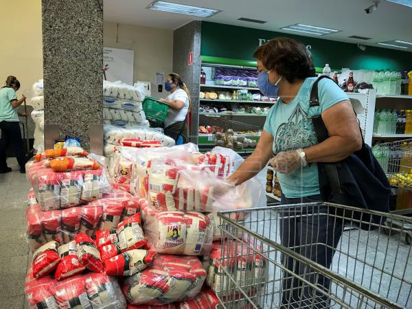 No existen cifras oficiales acerca de los comercios que burlan la cuarentena en Venezuela, donde solo se permite, por ahora, la apertura de supermercados y farmacias, y en horarios regulados. (Foto: EFE)