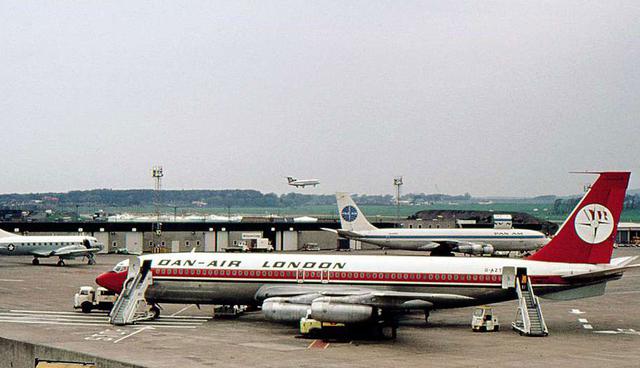 FOTO 11 | Un Boeing 707 en el aeropuerto de Prestwick. Aunque no fue el primer avión jet de pasajeros, de alguna manera logró catapultar a las aerolíneas a la era del jet. (Foto: The History Press)