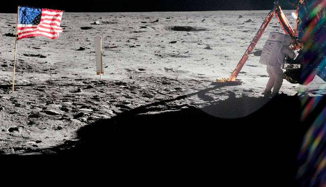 FOTO 6 | Los espectadores que asistieron al lanzamiento desde Cabo Cañaveral se encontraban a 5.6 kilómetros de distancia de la zona de despegue. La NASA había calculado que la distancia mínima de seguridad para observar tal acontecimiento era 4.8 kilómetros, por si se producía alguna explosión. Desde sus casas, bares y otros emplazamientos, 600 millones de telespectadores de todo el mundo escucharon las primeras palabras de Armstrong. (Foto: NASA)