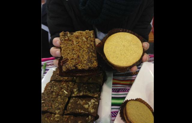 5. Postres: Los riquísimos ‘brownies’ y alfajores hechos a base de quinua son unos de los favoritos en esta edición. Pueden encontrarlos en el stand de Vive Saludable, a seis soles. (Foto: Stephanie Stanbury)