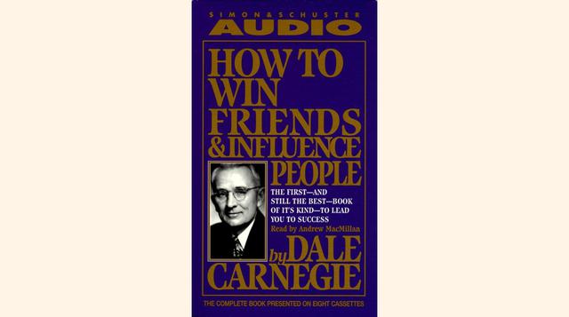 <b>"Cómo ganar amigos y influir sobre las personas"</b> de Dale Carnegie Para inspirar el trabajo en equipo y habilidades. Tendrá 7 horas y 20 minutos. Una de las favoritas del inversor  Warren Buffett , este clásico se centra en la psicología d