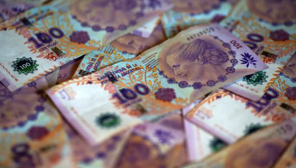 La reciente devaluación del peso argentino y las medidas adoptadas por el nuevo gobierno generan incertidumbre en el panorama económico. Foto: YahooFinance