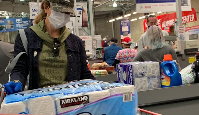 Compradores corriendo, agua mineral racionada y ni un rollo de papel higiénico a la vista: el pánico por el nuevo coronavirus llegó a Los Ángeles y con él, las compras nerviosas. (AFP).