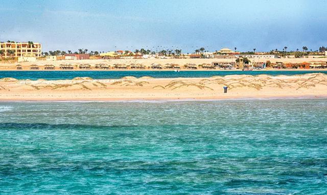 Foto 32 | Dónde: Hurghada, Egipto. Evelyn Atieno, fundadora de la plataforma Affinity que ha estado en 18 países, comenta: “Cuando la gente piensa en escapadas a la playa, nunca consideran a Egipto. El turismo en Egipto ha bajado, debido al gobierno inestable, la economía tambaleante y el terrorismo. A pesar de esto, no debes temer ir a Egipto. En mi experiencia, he encontrado que es completamente seguro. Además, es notablemente barato. Durante la temporada baja (primavera), puede tomar vuelos desde los Estados Unidos a Egipto por alrededor de US$ 400 a US$ 600 y luego tomar un vuelo a Hurghada por alrededor de US$ 50 de ida y vuelta, dependiendo de la fecha. Hurghada tiene arrecifes de coral y hermosos desiertos. Un recorrido por el desierto puede costar alrededor de US$ 30. Lo que es notable: los hoteles de lujo de cinco estrellas son muy baratos. Me alojé en el Marriot Hurghada justo en la playa por US$ 50 la noche. Literalmente, tan pronto como salga del hotel, estará en la playa. La mayoría de las habitaciones en este momento en Hurghada cuestan menos de US$ 100. Su dinero recorre un largo camino en Egipto porque el dólar vale más y no mucha gente va por miedo”.