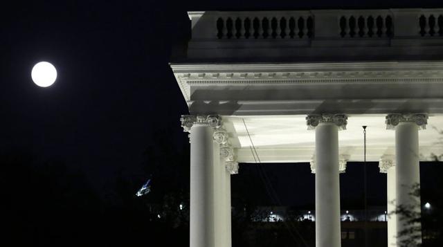 La luna frente a la Casa Blanca. (Foto: AFP)