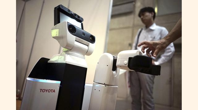 " Acabamos de empezar, pero en algún momento queremos llevarlo (al robot) a las casas de la gente", dijo Kouichi Ikeda en una exposición sobre tecnología sanitaria en Yokohama, al suroeste de Tokio.