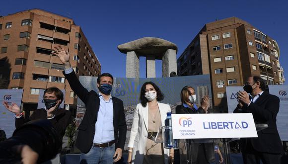 El líder conservador español del Partido Popular, Pablo Casado y la presidenta de la Comunidad de Madrid, Isabel Díaz Ayuso, inician la campaña para su reelección. (OSCAR DEL POZO / AFP)