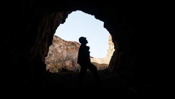 Un trabajador de la empresa minera Next Mineral inspecciona la mina de cobre Comahue en Antofagasta, Chile, el 1 de marzo de 2021. Fotógrafo: Glenn Arcos/AFP/Getty Images
