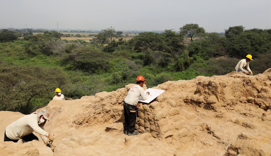FOTO 1 | El imperio de los incas, el más extenso de la América prehispánica, llegó a dominar buena parte del actual territorio de Perú sin que se conociera apenas su presencia en el majestuoso Valle de las Pirámides, hasta que ahora, bajo esas milenarias edificaciones, se hallaron 24 entierros de la nobleza incaica. (Foto: Reuters)