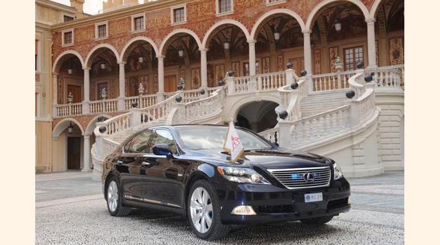 Lexus LS 600H L LANDAULET, perteneció al príncipe Alberto II de Mónaco, que cuenta con una gran flota de coches de lujo entre los que hay marcas como Tesla, Bentley, Jaguar, Maserati o Venturi, entre otros muchos. Este Lexus híbrido lo usó en 2011 durante