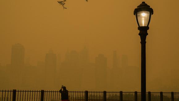 La sombra del humo de los incendios que asolan la provincia de Nueva Escocia, Canadá, alcanzó la ciudad de Nueva York, cubriendo el cielo con una neblina densa.(Foto: Agencia AFP).