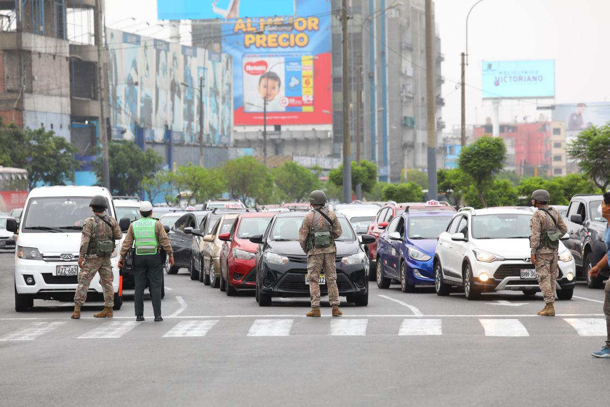 La Policía cerró algunas vías de la capital para hacer cumplir el aislamiento social obligatorio. (GEC)