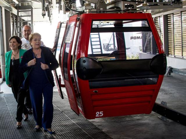 "Es una tremenda alegría para compartir con los habitantes de Santiago", dijo Bachelet en la ceremonia de inauguración del nuevo sistema. (Foto: AFP)
