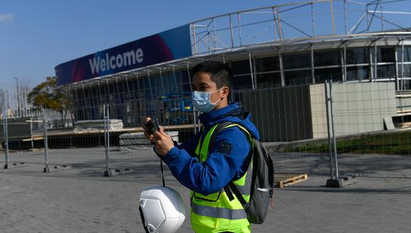 Un trabajador toma fotos fuera del recinto del Mobile World Congress MWC el 13 de febrero del 2020 en Barcelona, España. . (AFP / GEN DE LLUIS).
