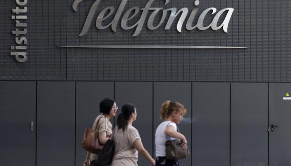 La mayor empresa española de telecomunicaciones emplea a unas 16,500 personas en su país de origen, pero su plantilla mundial supera los 100,000 trabajadores. (AP Photo/Paul White)