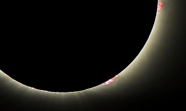 14. A las 18H48 GMT, el Sol reapareció detrás de la Luna en Charleston, Carolina del Sur, en el sureste del país. Fue la última etapa del eclipse antes de desaparecer del continente americano.