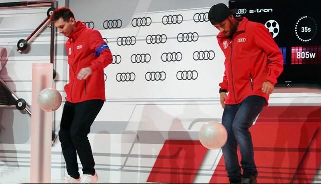 Messi y Neymar demuestran su calidad dando toques a un balón en la presentación de Audi. (Foto: Expansion)