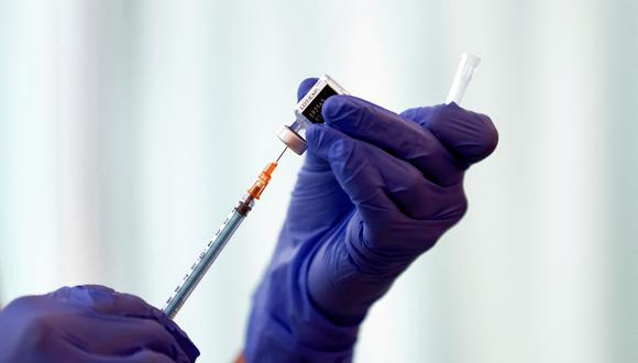 Minsa inicia hoy, 1 de enero del 2023, la aplicación de la vacuna bivalente contra el COVID-19 a personal de salud en Lima. (Foto: AFP)