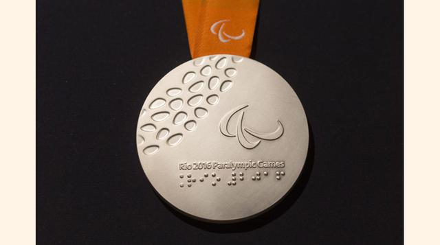 En las medallas paralímpicas está también escrito "Rio 2016 Paralympic Games" en braille. (Foto: AP)