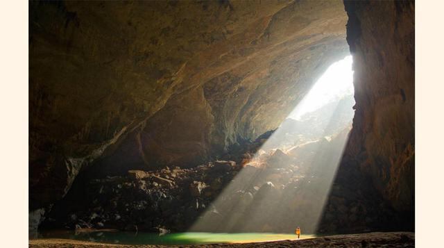 Gruta de Son Doong, descubierta en 2009, esta gruta situada en Vietnam se considera la cavidad más grande del mundo, con una profundidad de 6,5 kilómetros, 384 metros de ancho y 140 metros de altura en algunas partes.(foto: elconfidencial).