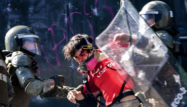 Sin embargo, cada día las manifestaciones acaban con disturbios aislados con Carabineros. (Foto: AFP)