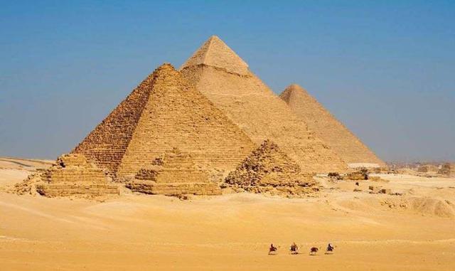 PIRÁMIDES DE GUIZA, EGIPTO. Las Pirámides de Guiza son el máximo símbolo de la civilización egipcia y una de la siete maravillas del mundo antiguo. En Egipto, las pirámides siempre se construían en conjunto y servían como una especie de cementerio para la