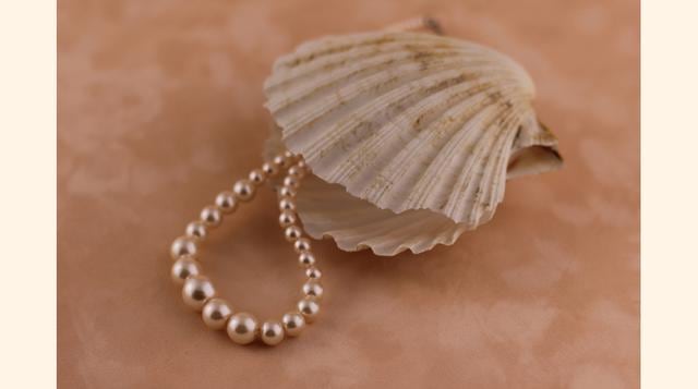 Las perlas chinas tienen un precio más bajo que las japonesas, ya que el cultivo se ha industrializado en piscinas y en un período de dos años, cuando el proceso normal dura cerca de seis, y consiguiendo que una misma ostra produzca 15 perlas e incluso má