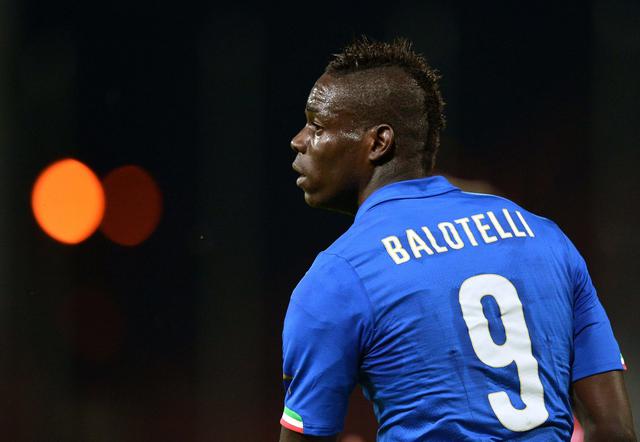 FOTO 8 | MARIO BALOTELLI El díscolo futbolista es hijo de una familia de inmigrantes ghaneses que recurrió a los servicios sociales para darle una buena vida. Fue adoptado por una reputada familia de Brescia que le dio el apellido y con la que nunca le faltó de nada. (Foto: afp)