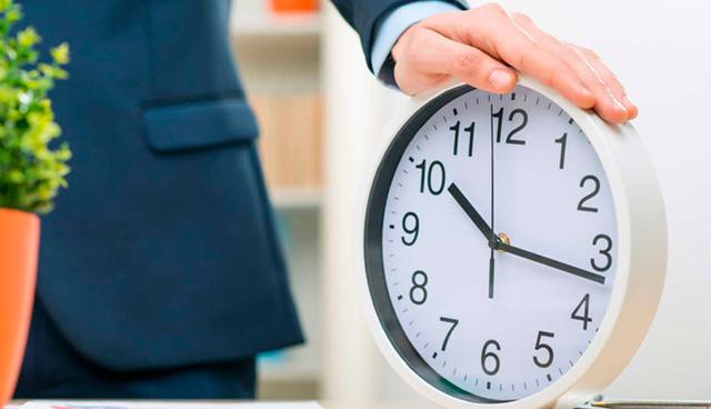 FOTO 3 | 3. Planificar con tiempo

En muchas empresas dejan todo para último momento; por ejemplo, la planificación anual por áreas. Este es un proceso que lleva tiempo, y querer resolverlo en unos pocos días escapa de lo sensato. En lo personal, las celebraciones, encuentros, días con amigos y familia, sería ideal programarlos para evitar perder espacio personal. Haz acuerdos anticipados, establece a qué celebraciones irás, sin necesidad de querer estar en todas. Verifica las políticas en tu trabajo acerca de días de fiesta, para colocarlas en tu agenda. Releva con los interlocutores clave cómo trabajarán esos días festivos, para ajustar tus acciones de trabajo a una programación que resulte de mutua conveniencia.