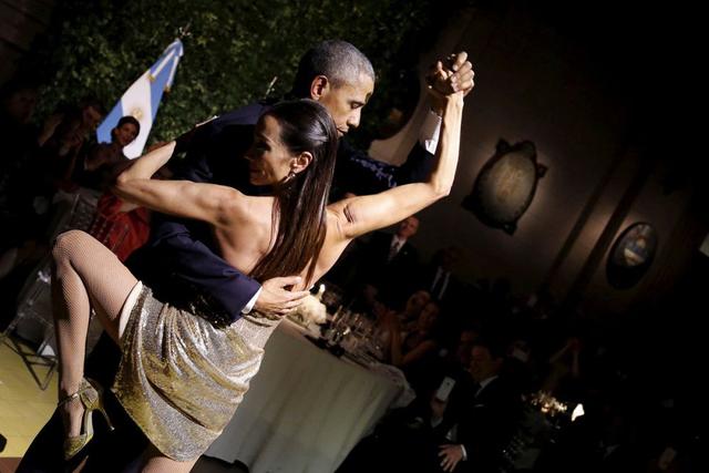 Obama se marca un tango durante la cena en su honor que le dedicaron en Buenos Aires. (Foto Reuters)