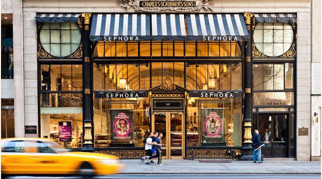 La Quinta Avenida, Nueva York; Su nombre es suficiente para producir una emoción especial: la Quinta Avenida, que atraviesa Nueva York, es un epicentro en sí misma. Entre las tiendas de lujo con escaparates espectaculares y el microcosmos ecléctico de neo