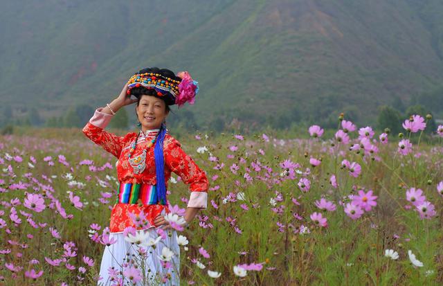 FOTO 18 | Entre la tradición y la modernidad, las tentaciones y los cambios modernos por supuesto afectan la forma en la que las jóvenes mosuo desean labrar su futuro. De acuerdo con Hannah Booth, para los habitantes jóvenes, la forma de vida tradicional “ha comenzado a resultar anticuada”. Pero los observadores continúan siendo optimistas: una vez que conozcan las alternativas, las jóvenes pronto se darán cuenta de lo bendecida que es la sociedad mosuo tradicional.