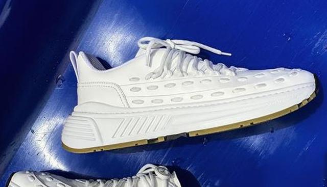 FOTO 2 | Bottega Veneta. Hay firmas de lujo que destilan elegancia sin renunciar a la modernidad. Bottega Veneta es una de ellas y si te gustan sus diseños, estás de enhorabuena, porque ya han comenzado sus rebajas, que incluyen una selección tanto de prendas como de complementos, con una selección de carteras que son una delicia.