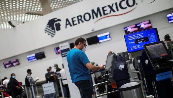 Un pasajero registra sus maletas en el mostrador de Aeroméxico en el aeropuerto internacional Benito Juárez en la Ciudad de México. (REUTERS/Edgard Garrido).