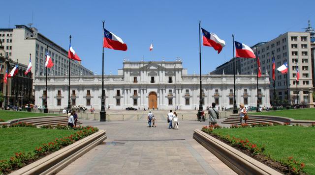 Chile. Existen muchas teorías de por qué el país adquiere ese nombre. Algunos historiadores sostienen que el nombre deriva de la palabra chilli del idioma aborigen quechua o aimará, que significa confín, porque era el fin del imperio para los Incas. Otro 