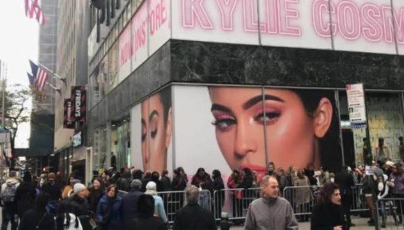 Jenner —junto con otras estrellas de los nuevos medios como la cantante pop Rihanna, que se asoció con LVMH Moët Hennessy Louis Vuitton SE y la maquilladora Huda Kattan— está revolucionando la industria de la belleza. Las marcas de cosméticos tradicionales deben encontrar formas de seguir ese ritmo.