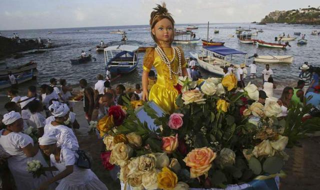 FOTO 1 | En Brasil y Uruguay, los devotos acudieron a la playa con velas, flores, perfumes y frutas para honrar a la diosa africana del mar Yemanja. (Foto: AP)