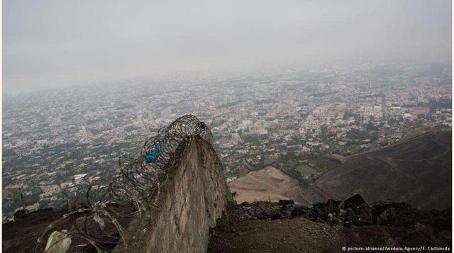 Frontera de clases, también hay muros que marcan la frontera entre la pobreza y la riqueza. En Lima (foto), una muralla de concreto de tres metros de altura separa un barrio pobre de uno mejor situado. Los peruanos lo llaman el "muro de la vergüenza&