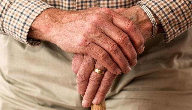 FOTO 4 | Una de las aplicaciones prácticas de esta tecnología es el cuidado de ancianos que sufren de dolencias motoras como el Párkinson o una movilidad reducida. Este sistema permitiría conocer si una persona mayor ha sufrido una caída o si permanece demasiado tiempo inmóvil o en una postura que no es normal en su rutina. (Foto: Pixabay)