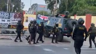 Policías y tanquetas ingresan a la UNMSM para desalojar a manifestantes 