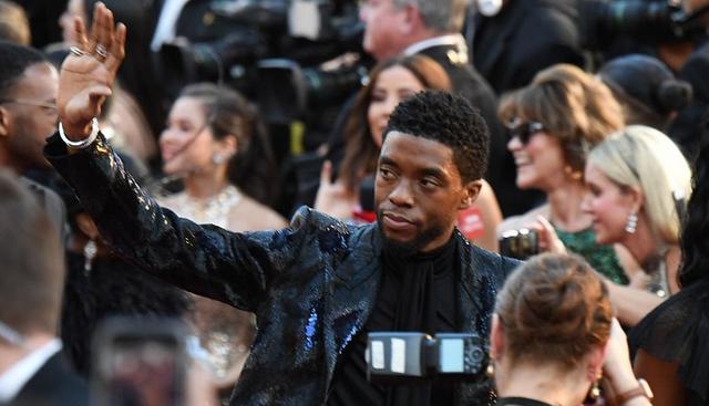 Chadwick Boseman, protagonista de "Black Panther", llegó a la gala con elegante traje de brillos. (Foto: AFP)