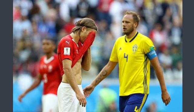 FOTO 10 | Suecia 1-0 Suiza. Un veloz contraataque de Suecia, que vencía 1-0 a Suiza cerca del final del partido, terminó con Martin Olsson derribado por Michael Lang cuando escapaba hacia la portería. (Foto: FIFA)